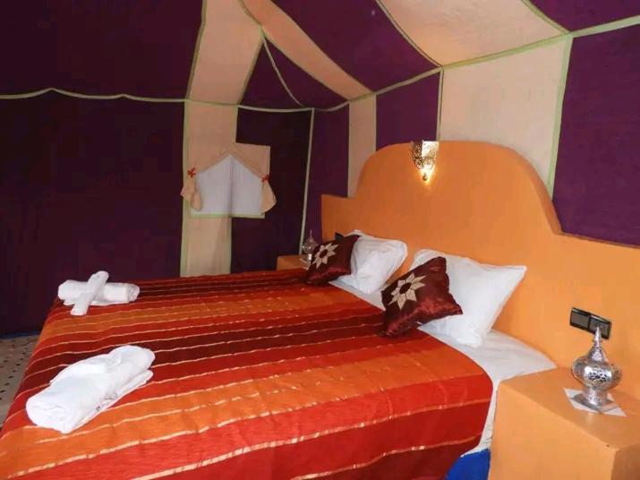 top luxury desert camp客房内的一张或多张床位