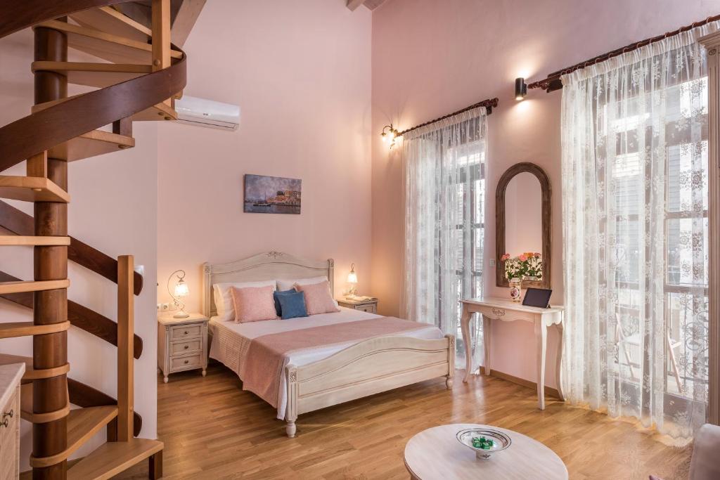 干尼亚Palazzo di Irene的一间卧室设有一张床和一个螺旋楼梯