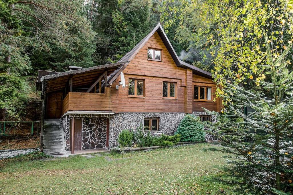 LučivnáOld Fashioned Cottage in Lopusna dolina near High Tatras的院子中间的木屋