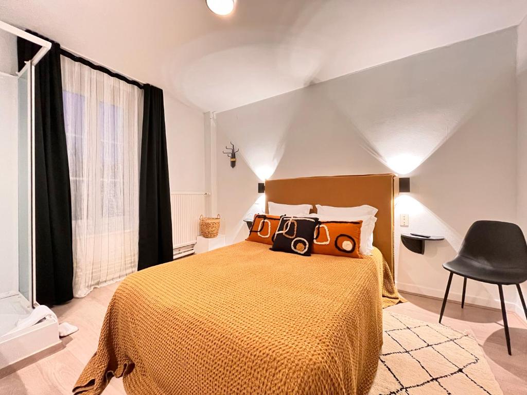 克卢尼商务酒店的一间卧室配有一张带摄像头的床