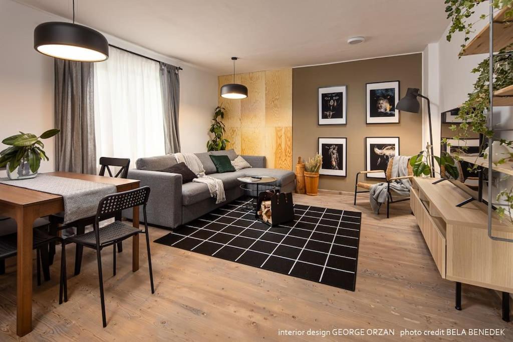 莫伊西德约斯Casa269b - Cozy house with scandinavian design的客厅配有沙发和桌子