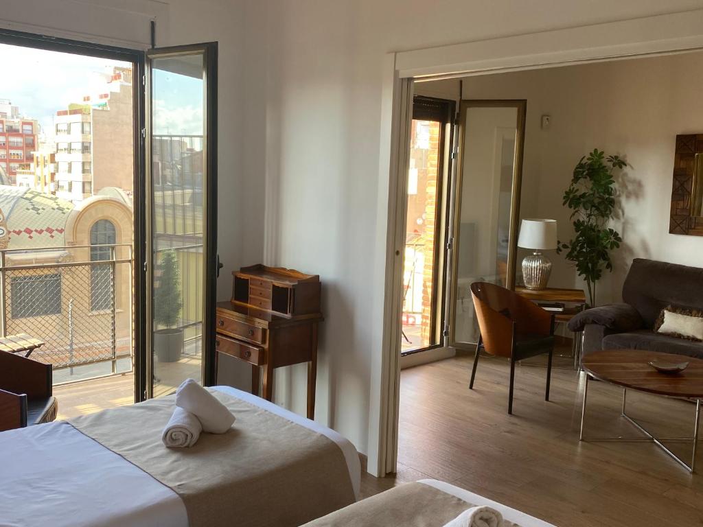 塔拉戈纳Espectacular Tarragona Corsini Apartment-2, en el centro, con parking的酒店客房设有两张床和一个阳台。