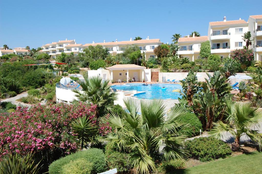 卡武埃鲁德莫拉普雷萨酒店的享有带游泳池的度假村的空中景致