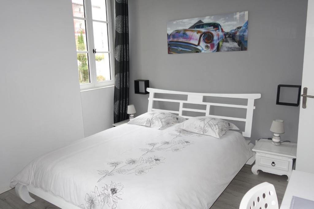 巴约讷Le Petit Nid Douillet de Jéjé的卧室配有白色的床和窗户。