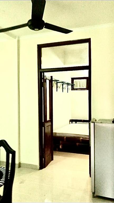 UjungSacca Studio Home in Benoa的一间卧室配有一张床和吊扇