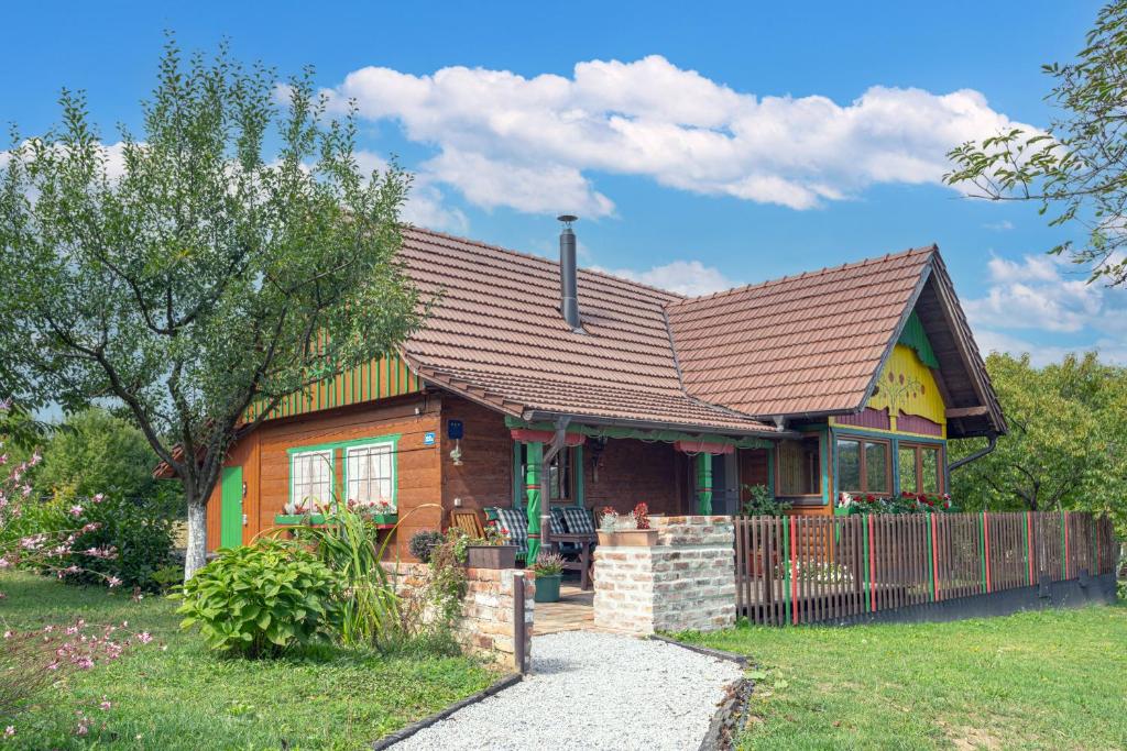 Donja StubicaKuća za odmor Žabina hiža的前面有围栏的小房子