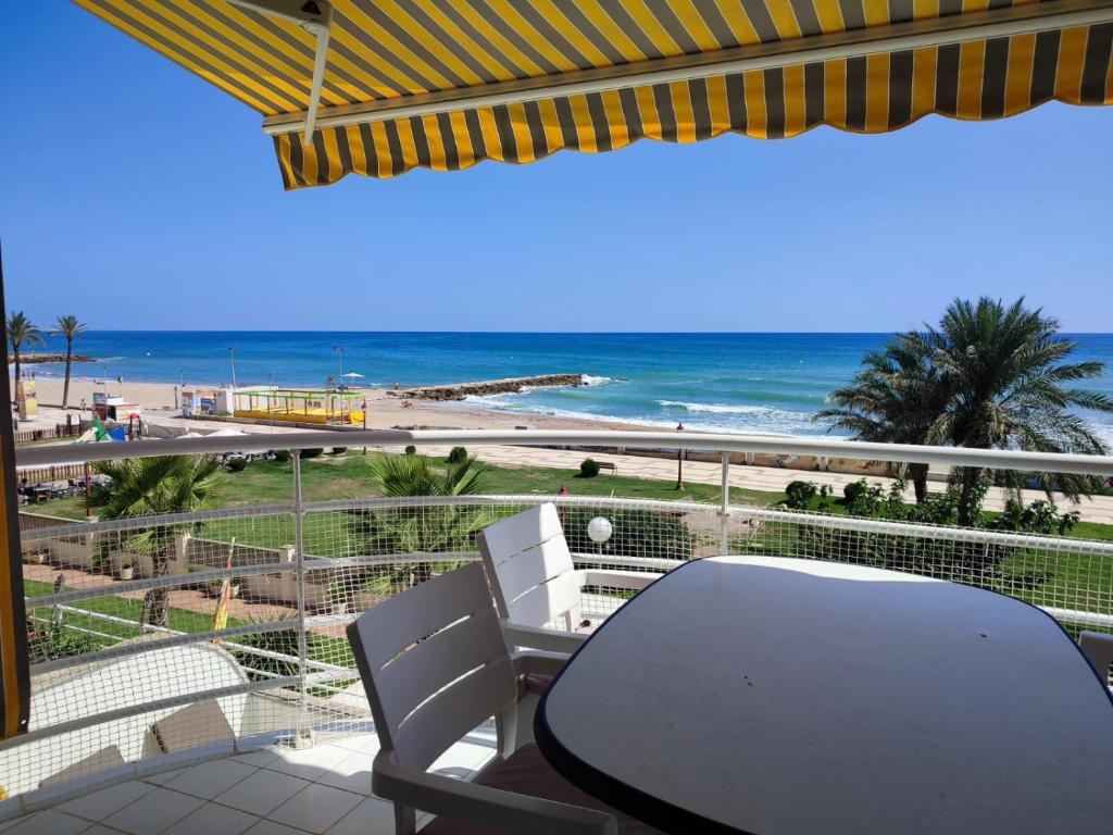 克尤伯厄拉斯Apartment Foix的海滩景阳台配有桌椅