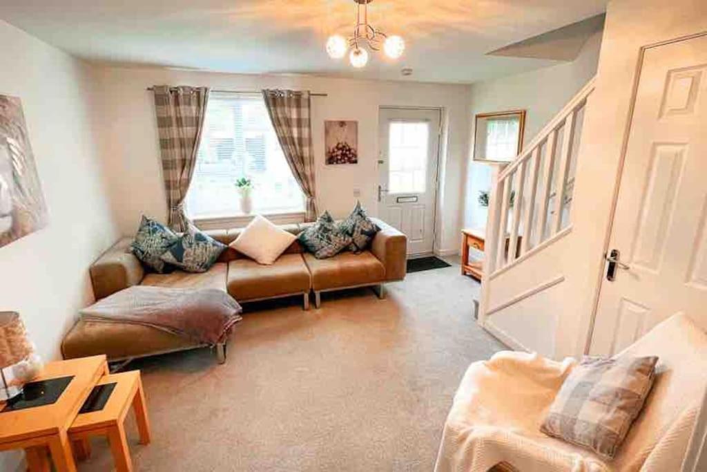 金罗斯Loch Leven Getaway - 2 bed house的带沙发和窗户的客厅