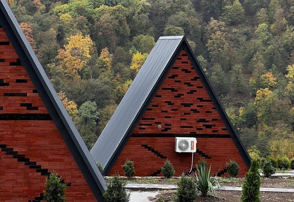 迪利然Green Villa Resort Orange的一座有篮球架的建筑的屋顶