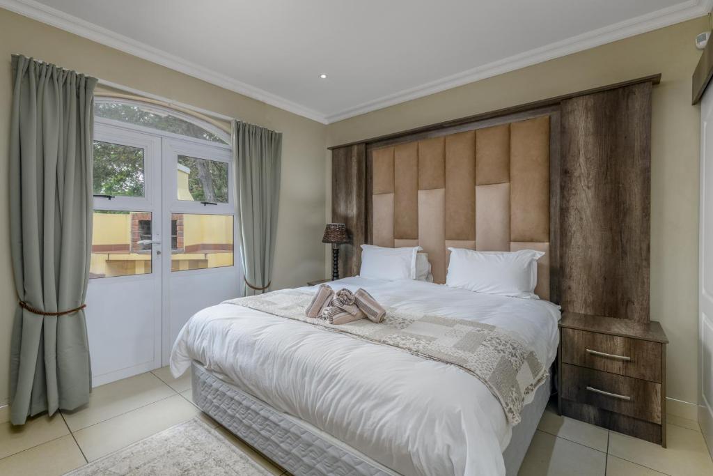爱德华港Caribbean Estates Villa Caylee - Ultra-Luxurious - Rimas Interiors Designs - Private Beachfront Escape - Premium serviced for 8 Guests的一间卧室配有一张大床,上面有两双鞋