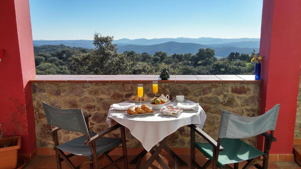 阿拉色那Hotel La Era de Aracena - Adults Only的阳台上的餐桌上放着一盘食物