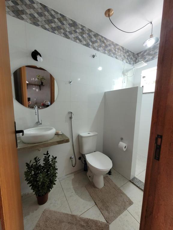 圣特雷莎Estância Shangri-La的一间带卫生间、水槽和镜子的浴室