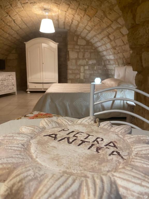 巴里Dimora Pietra Antica的石头客房设有一间带两张床的卧室
