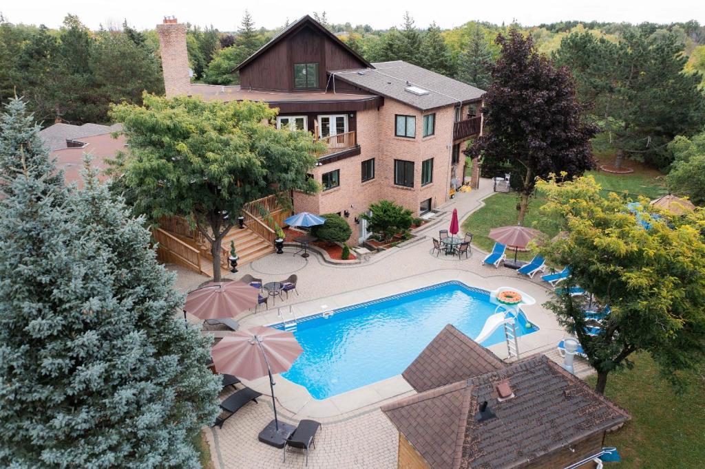 布兰普顿Newton Villa的享有带游泳池的房屋的空中景致