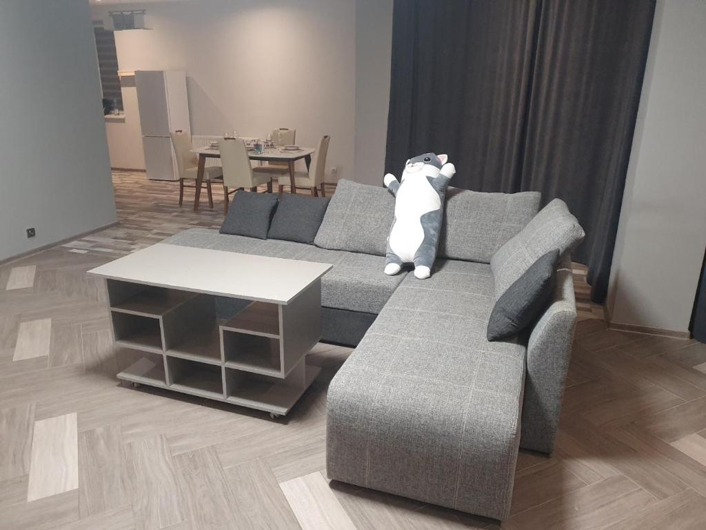乌日霍罗德NEW апартаменты на Гвардейской的客厅的沙发上坐着泰迪熊
