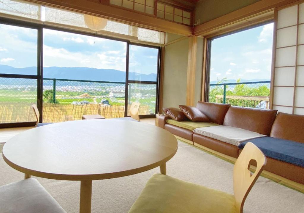 KudoyamaIto-gun - House - Vacation STAY 31960v的客厅配有沙发和桌子