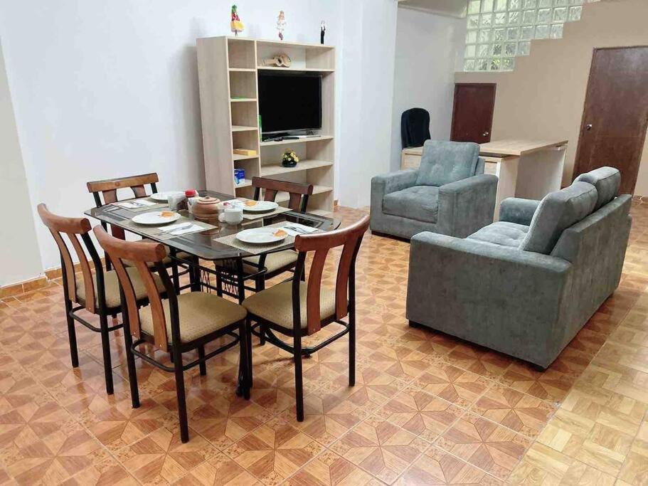 瓦拉斯Apartamento a 10 min del centro de la ciudad的客厅配有桌椅和电视。