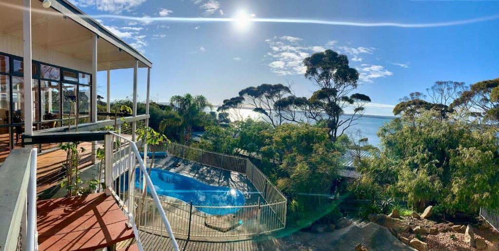 美洲河The River Suites, Kangaroo Island的一个带游泳池的别墅的阳台