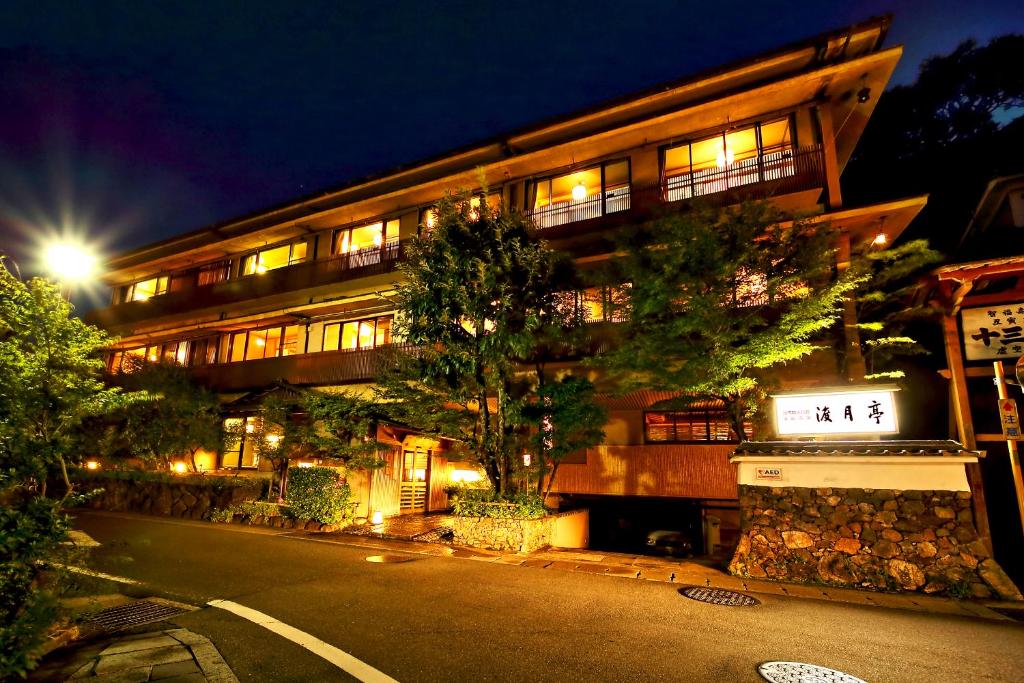 京都Kyoto Arashiyama Onsen Ryokan Togetsutei的一座建筑,前有一条街道