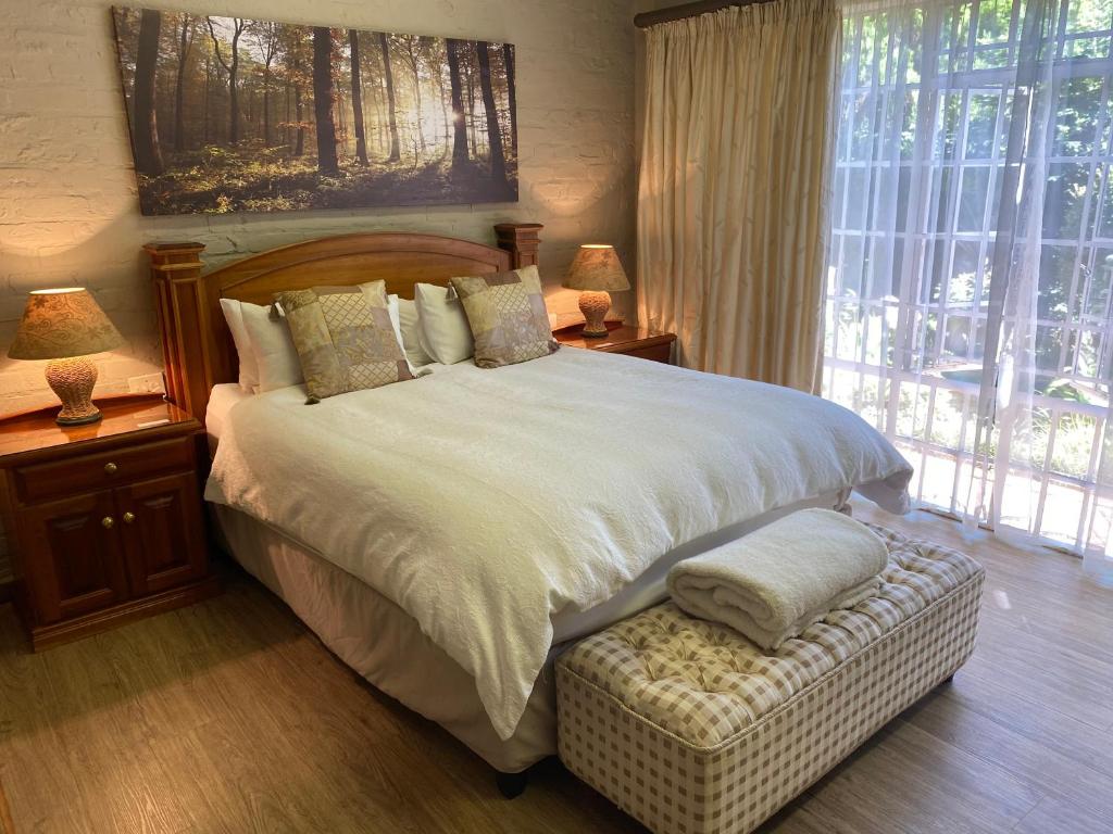 波切夫斯特鲁姆安妮之家旅馆的一间卧室设有一张大床和一个窗户。