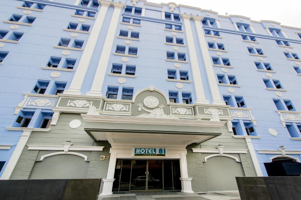 新加坡Hotel 81 Premier Star的一座白色的大建筑,前面有酒店