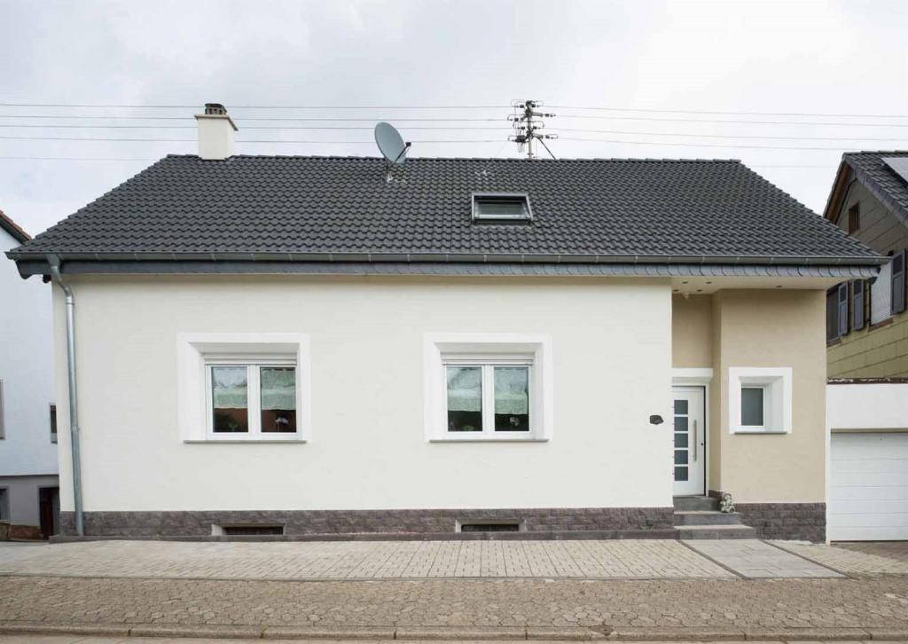 梅尔齐希Ferienhaus Müller的黑色屋顶的白色房子