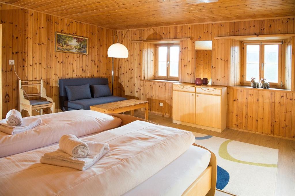 SchmittenHaus Schmitten - Davos的配有两张床的房间,设有厨房和客厅
