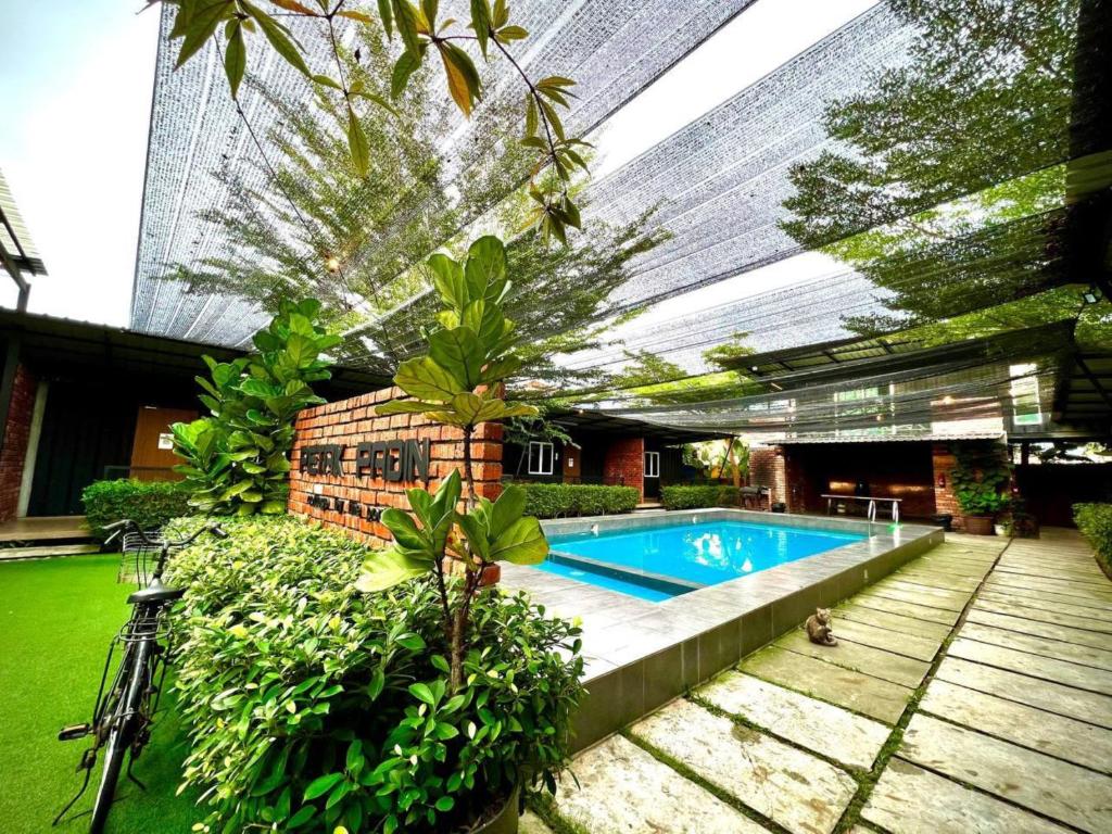 甲抛峇底Petak Padin Cottage by The Pool的一座建筑物中央的游泳池