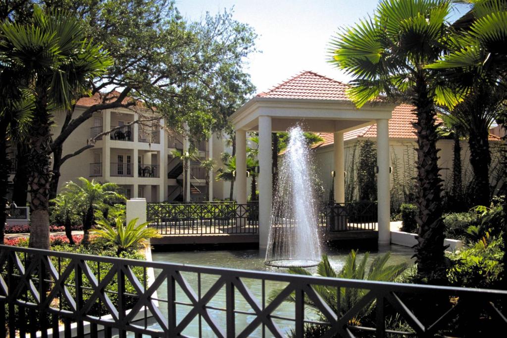 基西米Club Wyndham Star Island的喷泉在一座带凉亭的建筑前