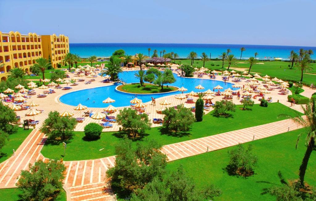 马赫迪耶Hotel Nour Palace Resort & Thalasso Mahdia的享有带游泳池的度假村的空中景致
