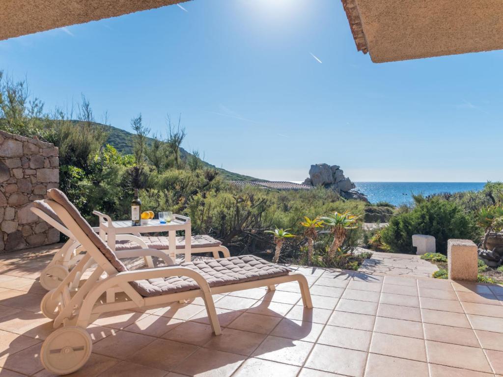 阿列恩图Holiday Home Morellino by Interhome的一个带桌椅的庭院和大海