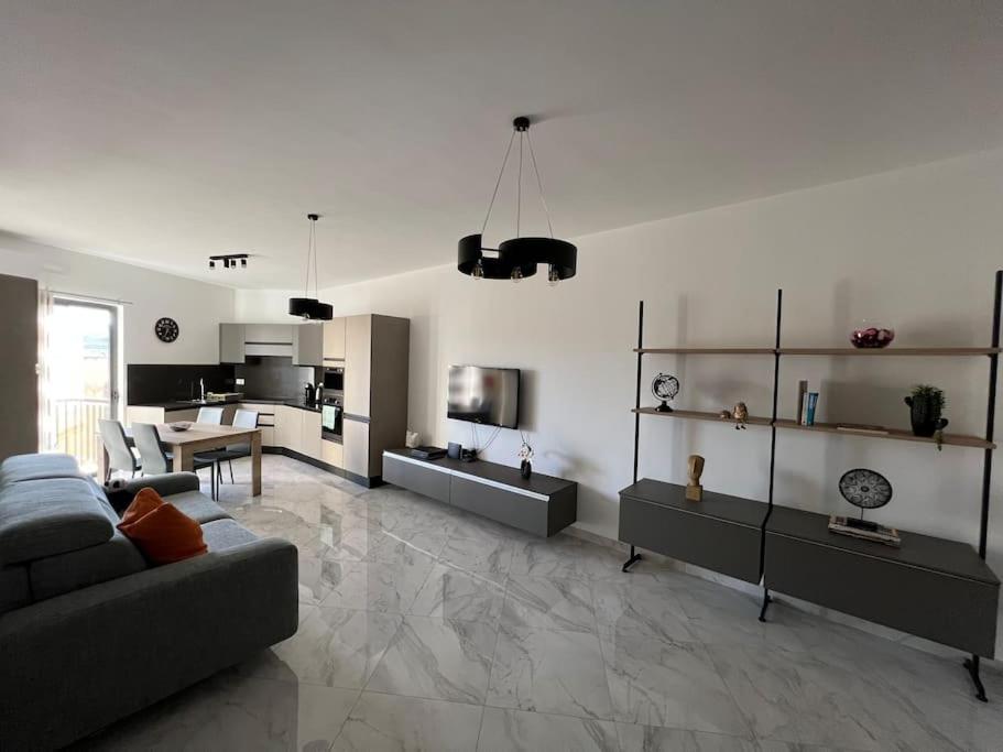 泽布季Gozo - 3 Bedroom - Brand New的带沙发的大客厅和厨房
