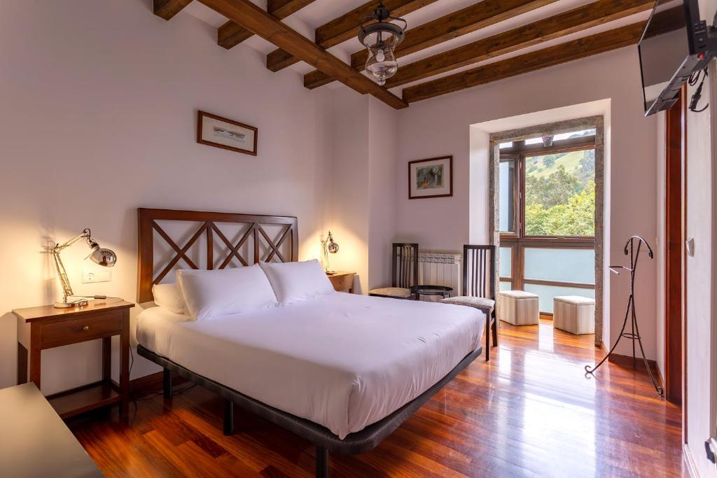 列尔加内斯Posada 3 Valles的卧室设有一张白色大床和一扇窗户。