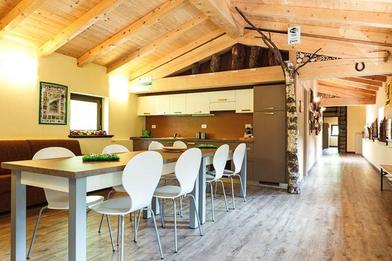 PaiscoForesteria Giardino的厨房以及带桌椅的用餐室。