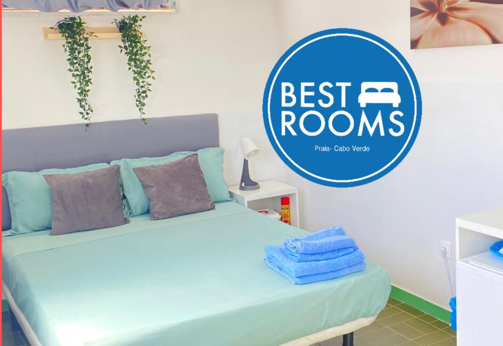 普拉亚Best Rooms - Quarto 1 Plateau的一间卧室,配有一张带标牌的床,上面标有阅读最佳客房的标牌