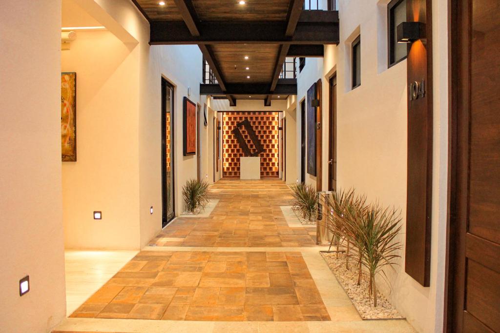 瓦哈卡市Hotel Casa Cantera的走廊上设有木制天花板和长长的走廊
