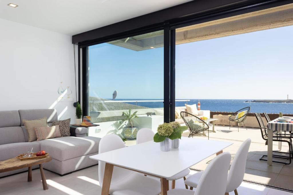 波里斯-德阿沃纳Home2Book Design & Breathtaking Sea Views El Porís的客厅配有白色的沙发和桌子