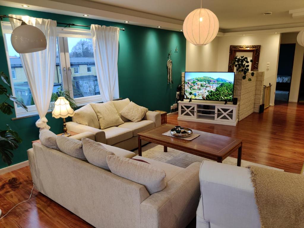 卡特琳娜霍尔姆Luxury Villa 130 m2的客厅配有2张沙发和1台平面电视