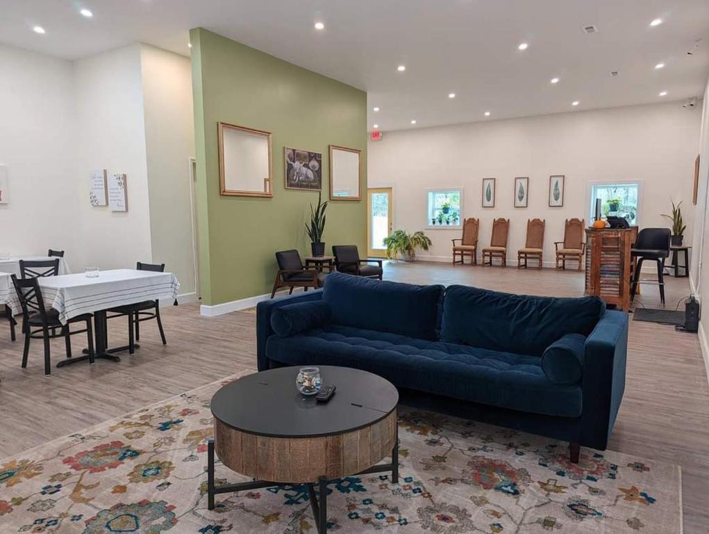 DunlapThe Honey Bee Motel的客厅配有蓝色的沙发和桌子