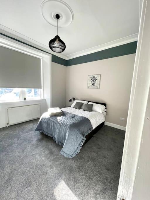 亚历山德里亚Stevenson Apartment的一间卧室设有一张床和一个大窗户