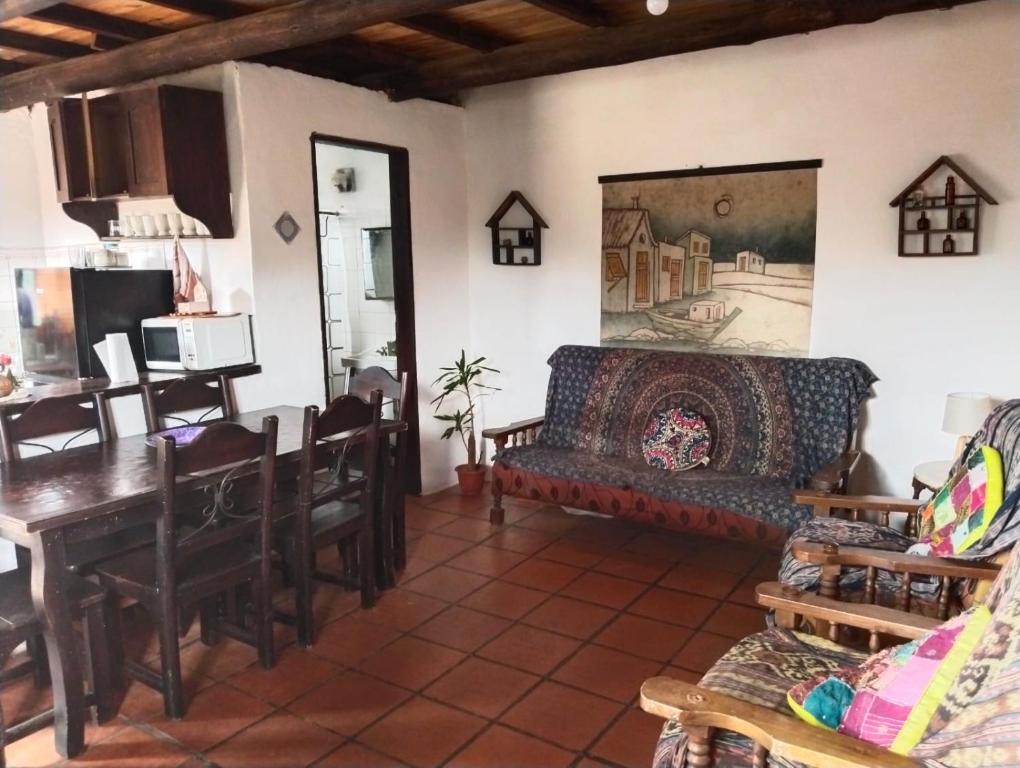 拉帕洛马Nalu的客厅配有沙发和桌子