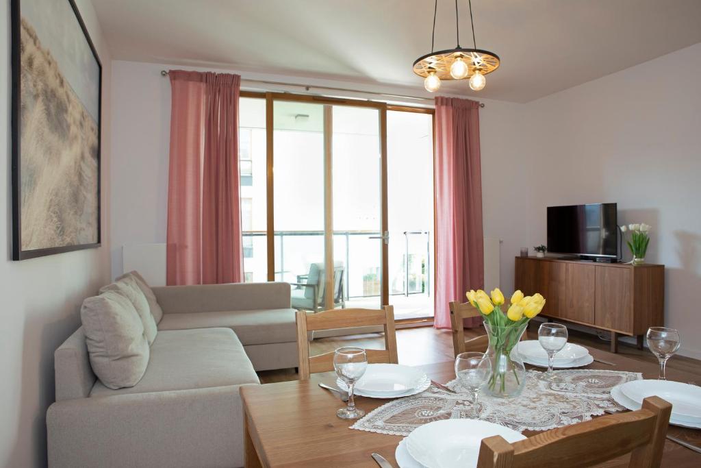 格但斯克Luxus Apartament Rodzinny z sauną i siłownią的客厅配有沙发和桌子
