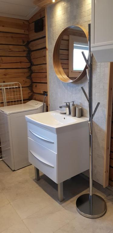 HammarstrandAmmeråns Fiskecamp的一间带水槽和镜子的浴室