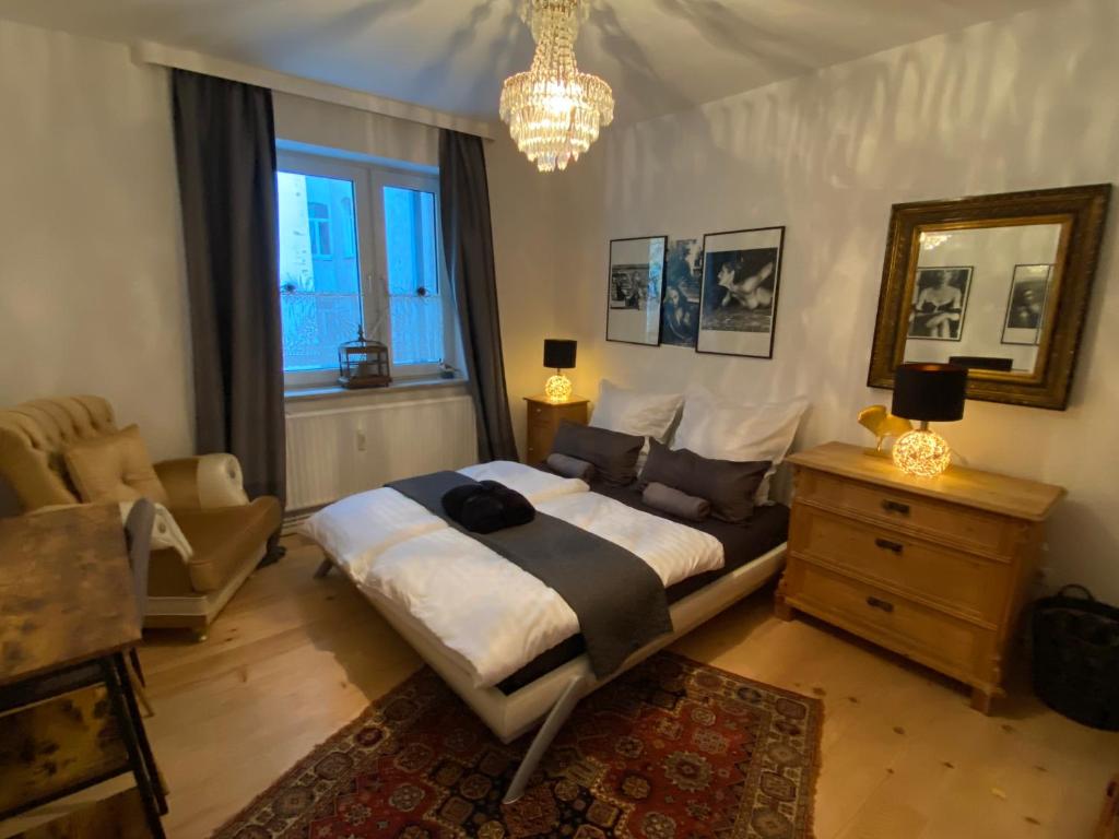 汉诺威Central City Privatapartment Relax-Inn, Netflix & Sky TV!的一间卧室配有一张大床和一个吊灯。