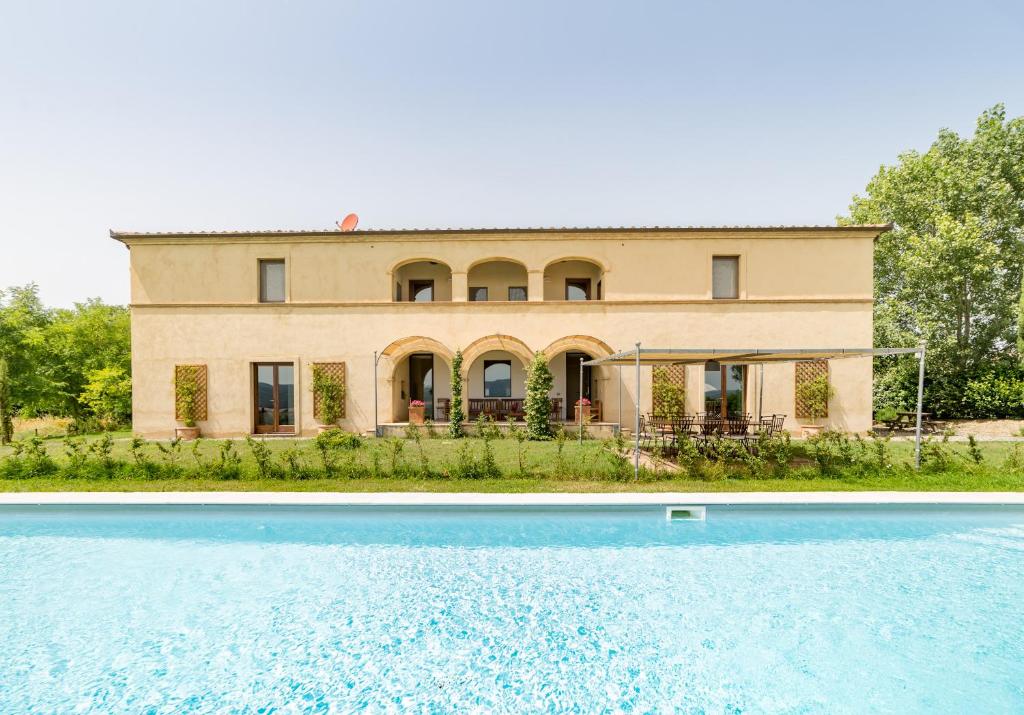 博恩孔文托Villa Fragranza - Homelike Villas的一座房子前面设有游泳池