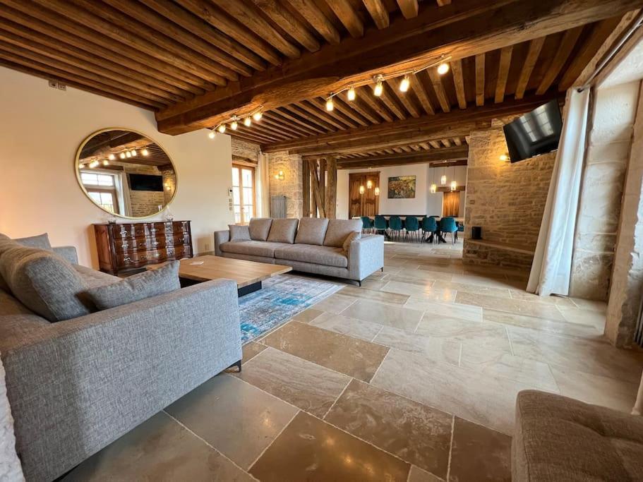 Chassagne-MontrachetLa Bastide De Chassagne-Montrachet的客厅配有两张沙发和一台电视