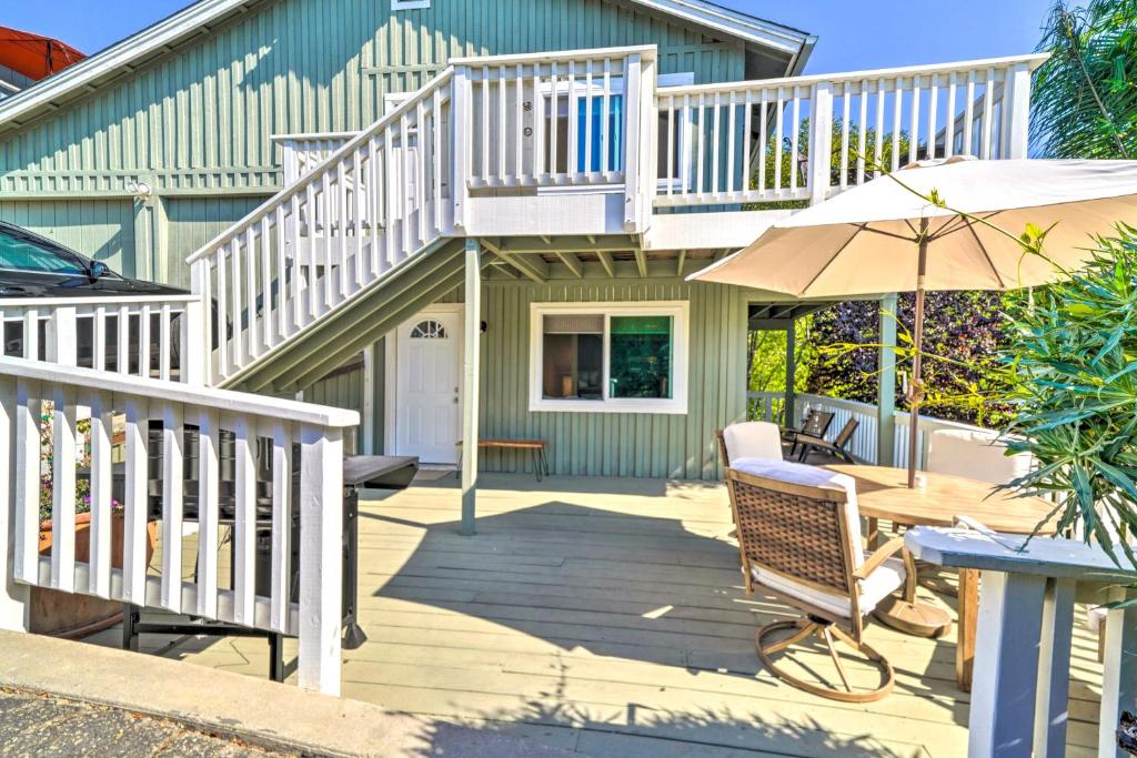 萨默兰Cozy Cali Condo, Walk to Summerland Beach!的房屋设有1个带桌子和遮阳伞的甲板