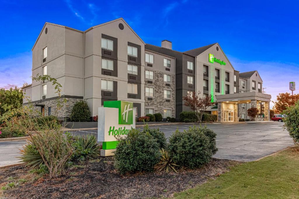 斯帕坦堡Holiday Inn Spartanburg Northwest的大楼前有希尔顿标志的酒店