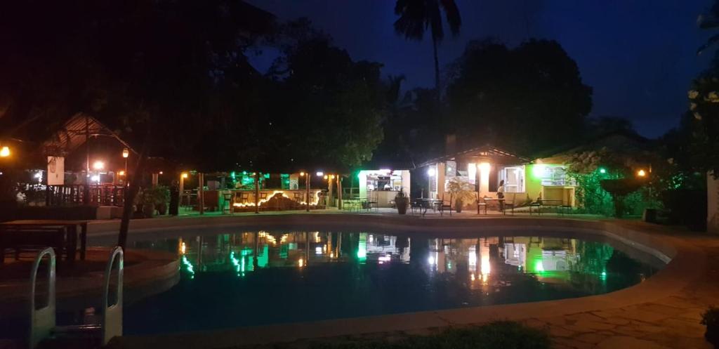 基利菲Makuti Villas Resort的夜间游泳池,灯光照亮