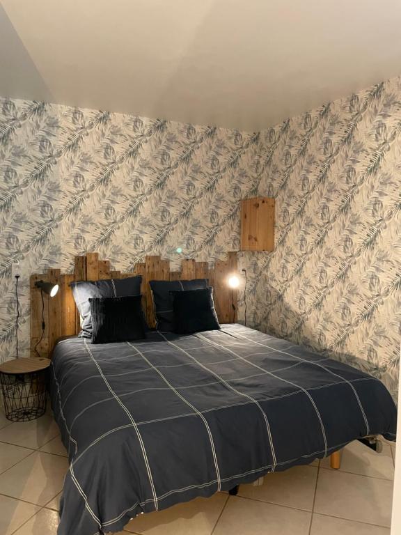 Braye-en-LaonnoisLe Havre de Braye的一间卧室配有一张带蓝色棉被的大床